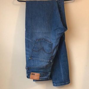 LIKE NEW‼️ High Rise Levi Skinny Jeans